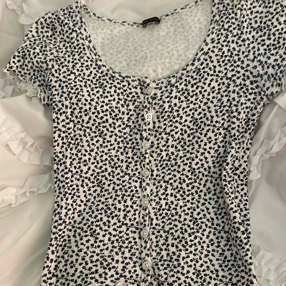 One size Brandy Melville lettuce leaf pull over tshirt with buttons
